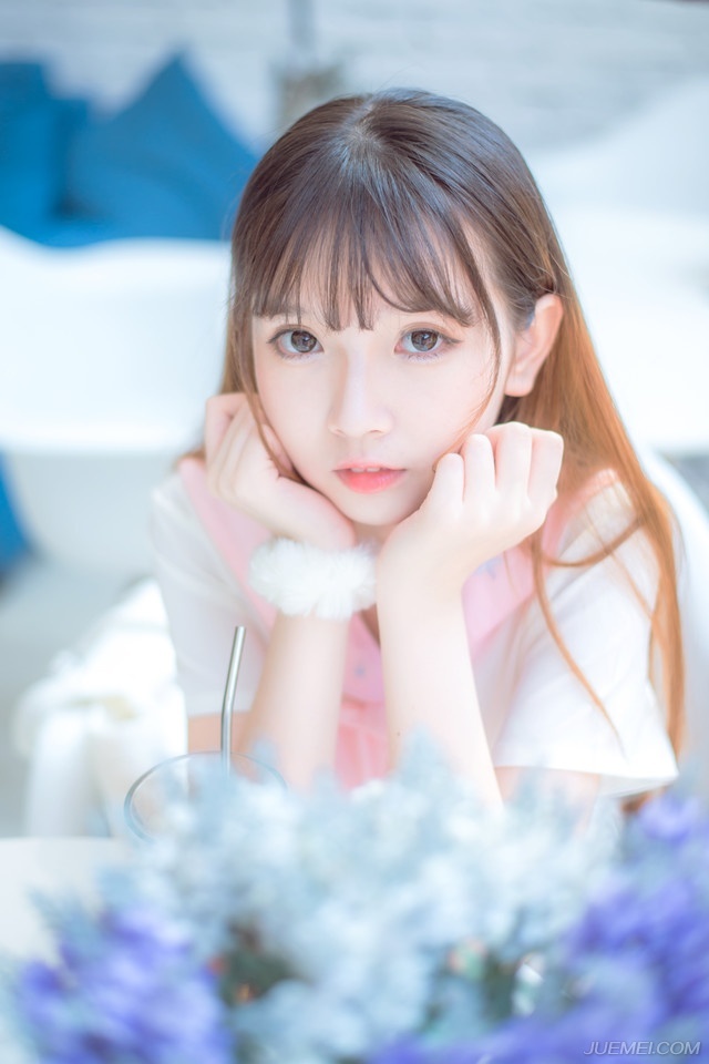 友谊能使人同舟共济，友谊能使人生活充实，五彩缤纷。